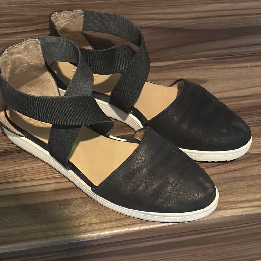 Women’s pointed toed shoes